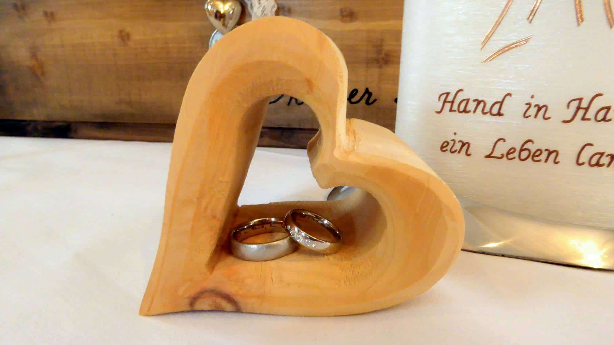 Ein Herz aus Holz mit Eheringen für die Trauzeremonie
