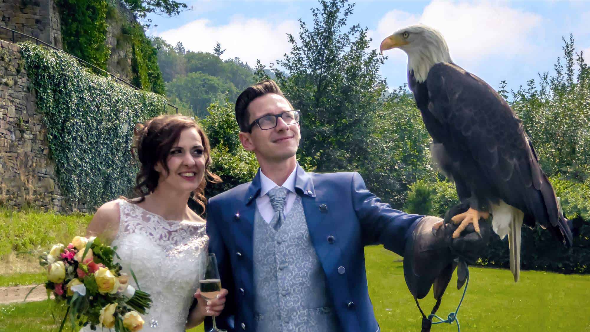 Brautpaar mit Adler bei freier Trauung auf Schloss Hohenlimburng