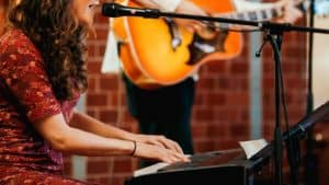 Mehr über den Artikel erfahren Wieso Livemusik zur freien Trauung so beliebt ist.