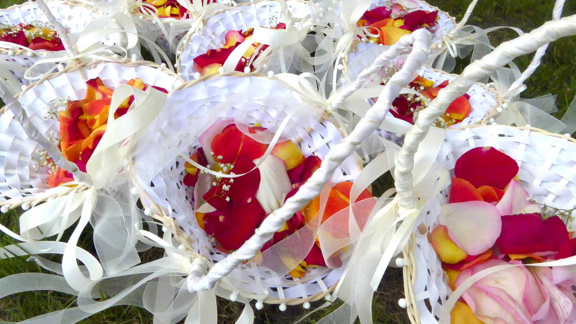 Bunte Rosenblätter in weißen Körben für die freie Trauung