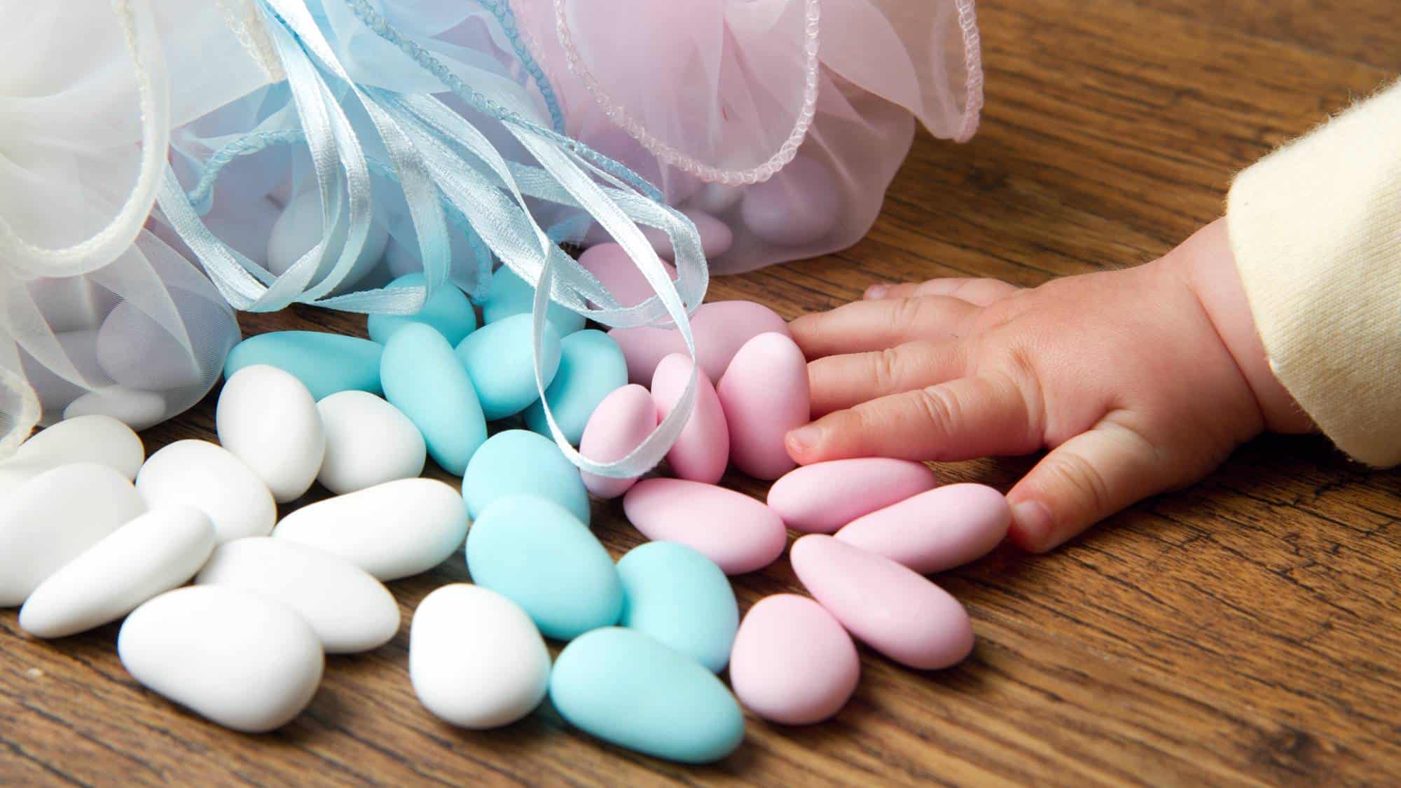Hand von Baby mit buten Mandeln zur freien Taufe