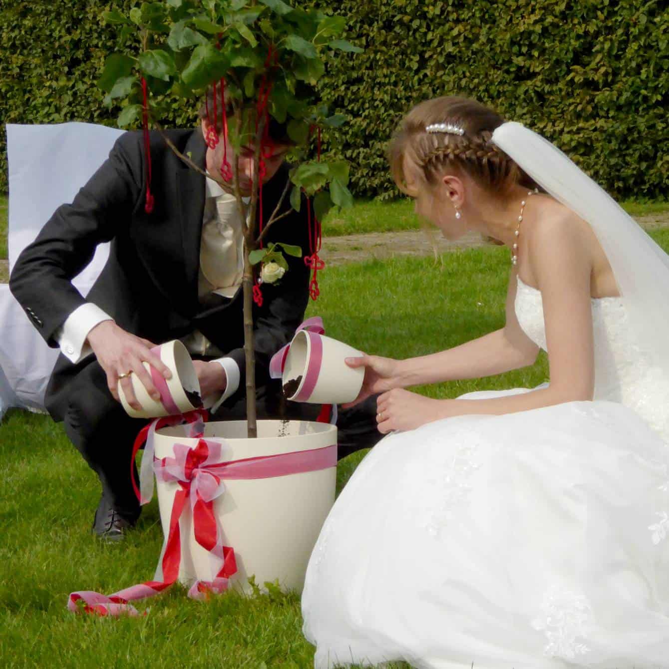 Ritual Apfelbaum pflanzen bei der freien Trauung