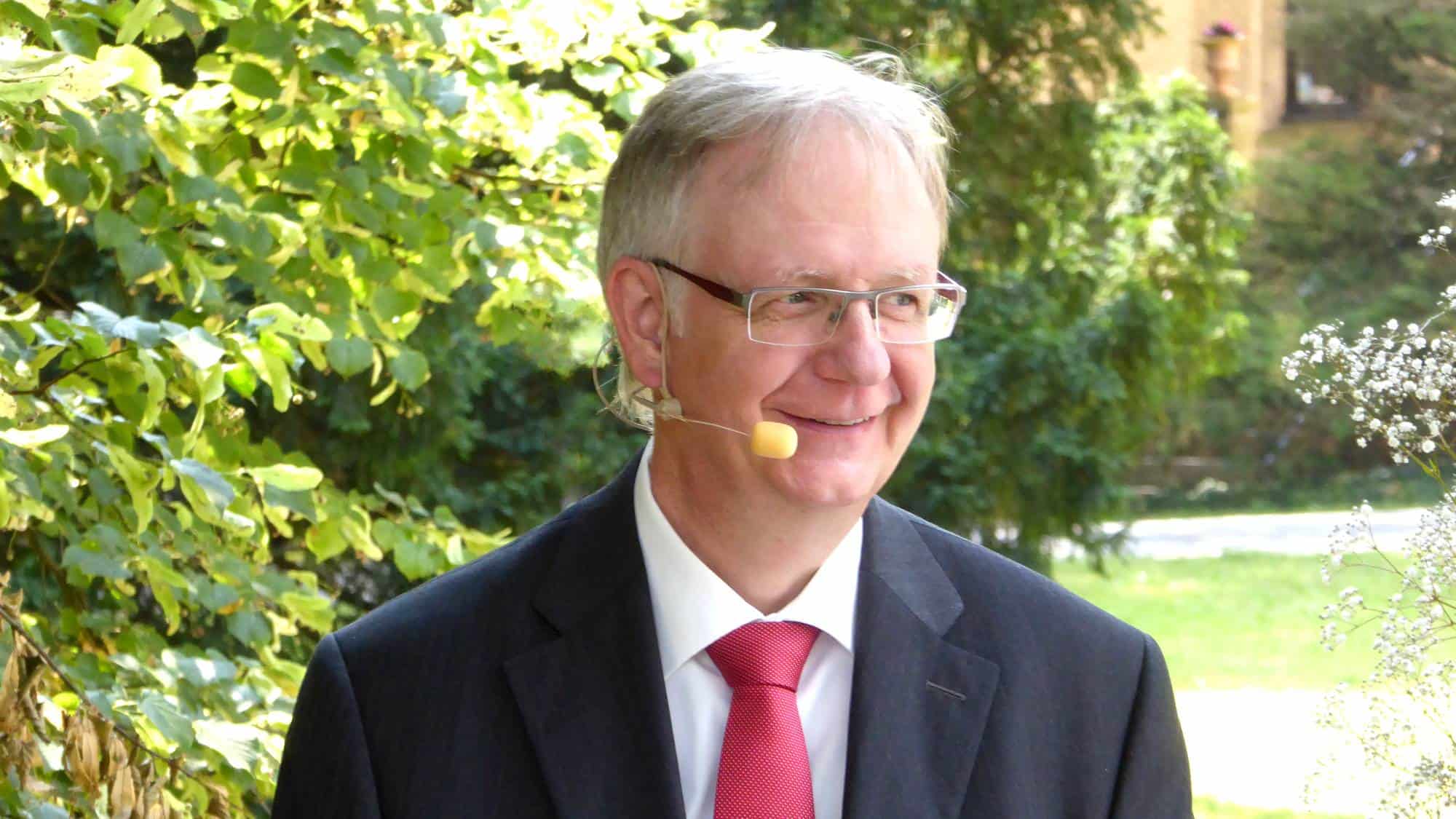 Theologe und Hochzeitsredner Reginald Müller bei der Trauzeremonie