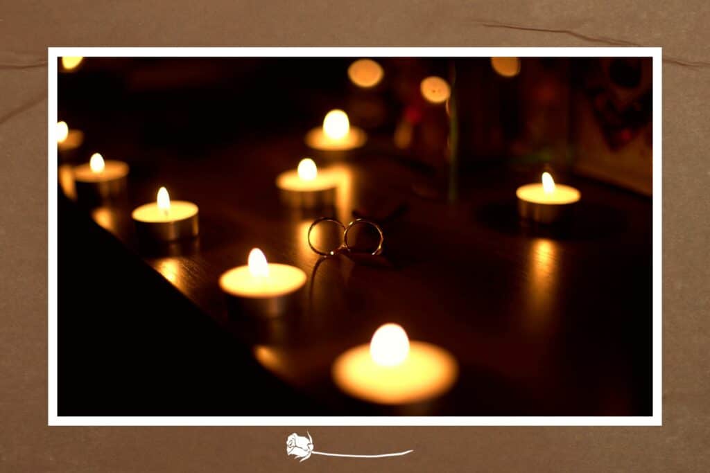 Kerzen und Eheringe als Symbol der Liebe
