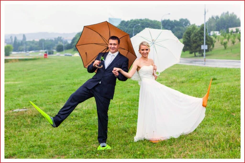 Brautpaar mit Regenschirm und Schwimmflossen