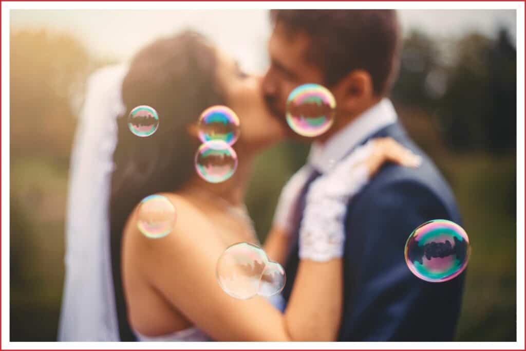 Brautpaar ist umgeben von Seifenblasen bei der freien Trauung