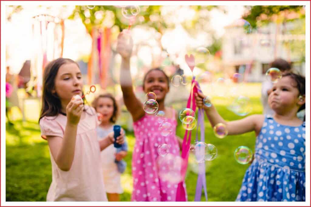 Kinder auf einer Hochzeit, die Seifenblasen machen