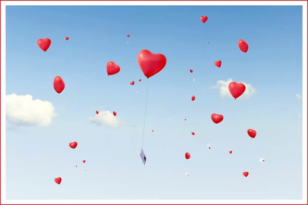 Luftballons steigen zur Hochzeit in den Himmel