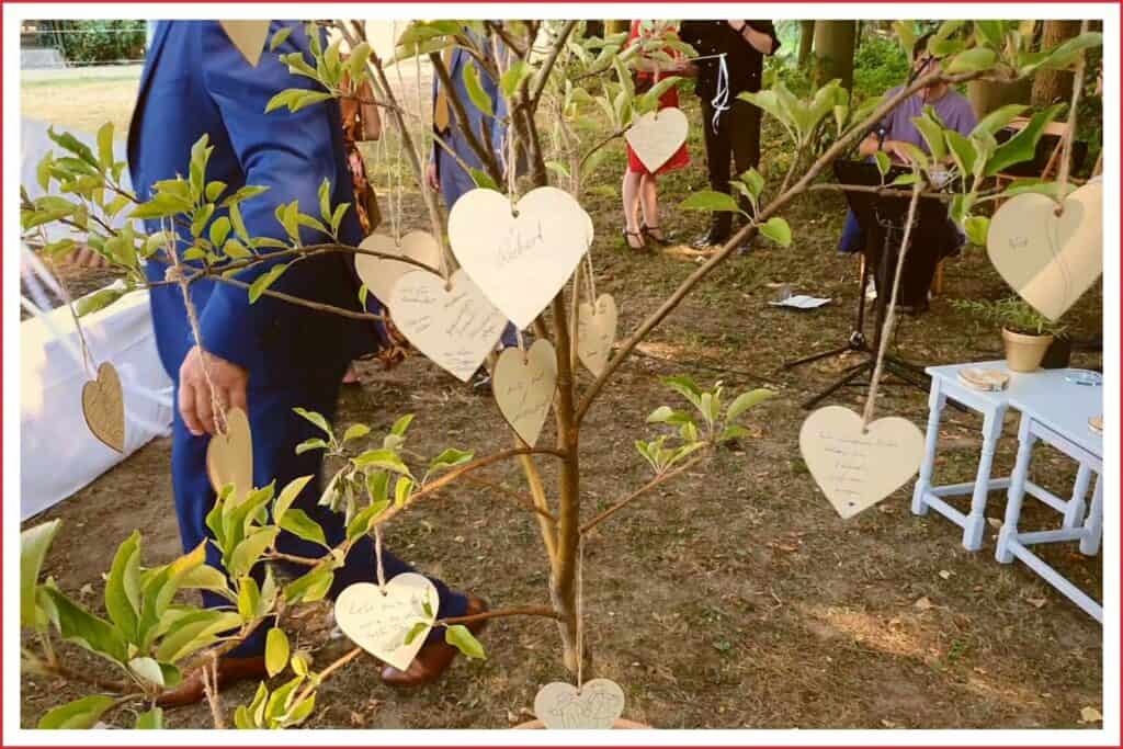 Wünsche für das Brautpaar sind auf einem Herz geschrieben und am Wunschbaum aufgehängt. eine nachhaltige Alternative zu Luftballons