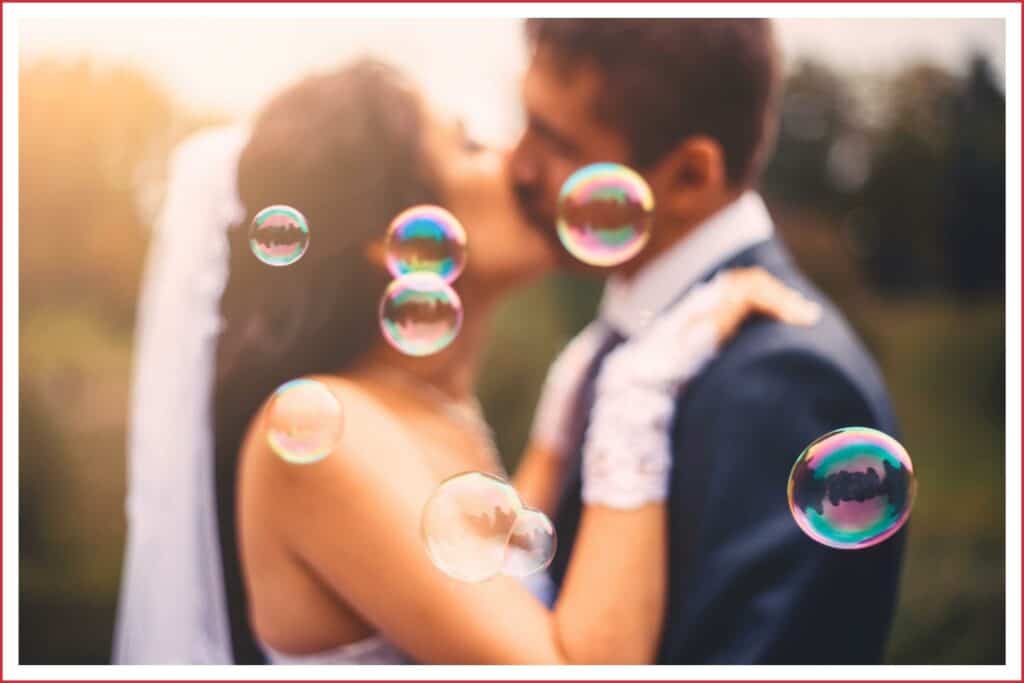 Brautpaar ist nach dem Eheversprechen, der freien Trauung, umgeben von Seifenblasen.